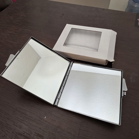 Fluff Los Angeles Cupcake Pouch + Compact Mirror Set - Picture 4 of 4